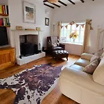 Gorgeous Two Bedroom Cottage, Pet Friendly! Holiday home