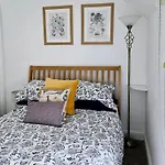 Gorgeous Two Bedroom Cottage, Pet Friendly! Holiday home *